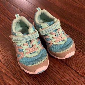 Striderite 8 wide girls shoes